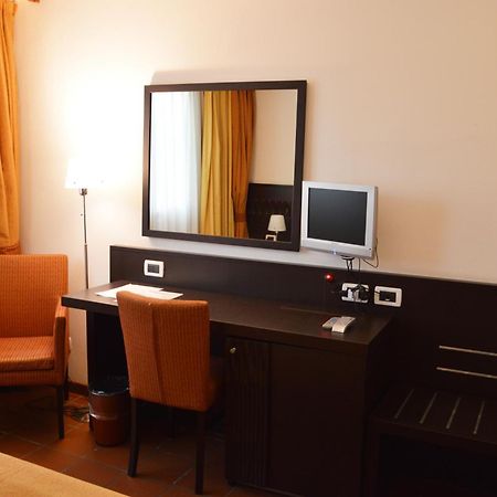 Beach Hotel Eurovil Predore Bagian luar foto