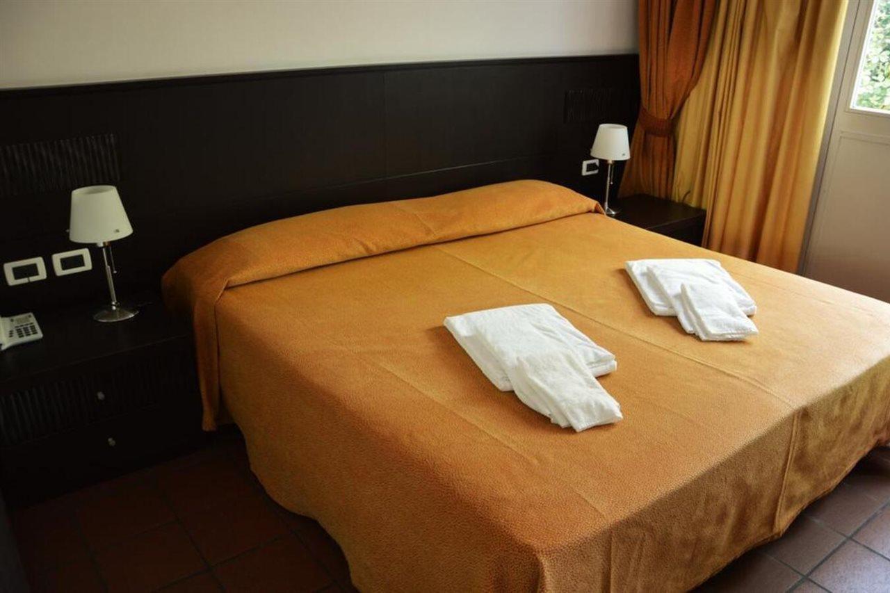 Beach Hotel Eurovil Predore Bagian luar foto
