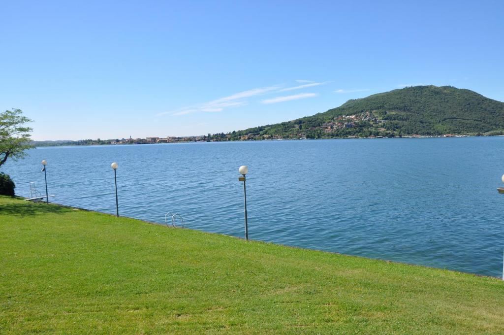 Beach Hotel Eurovil Predore Bagian luar foto