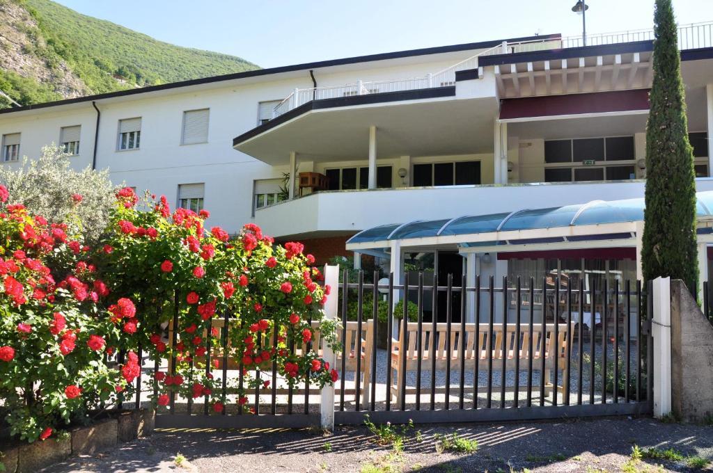 Beach Hotel Eurovil Predore Bagian luar foto