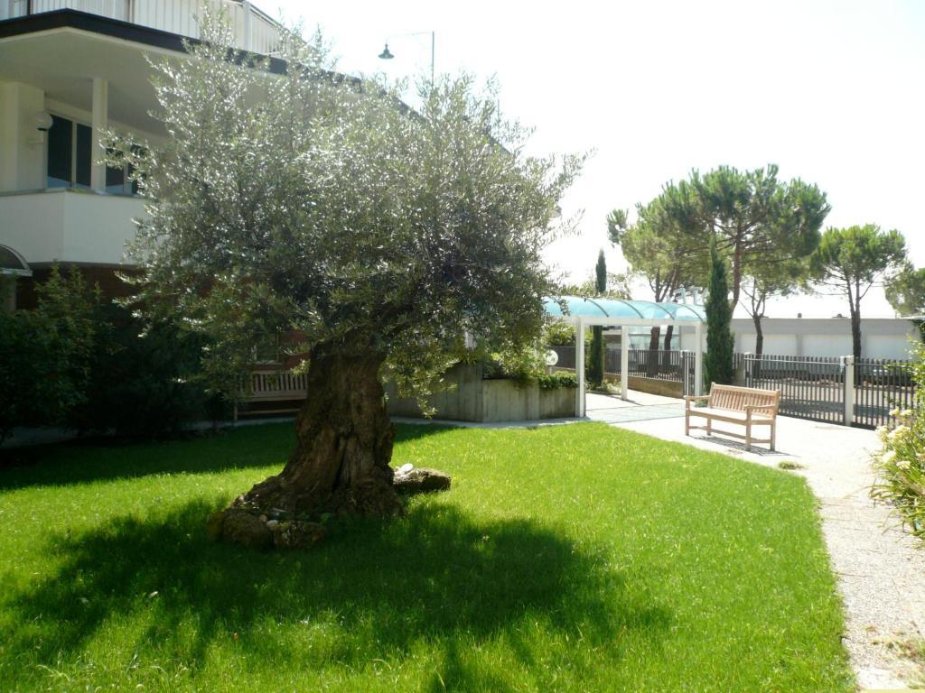 Beach Hotel Eurovil Predore Bagian luar foto