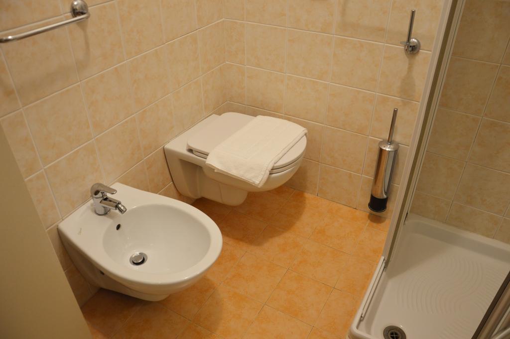 Beach Hotel Eurovil Predore Bagian luar foto