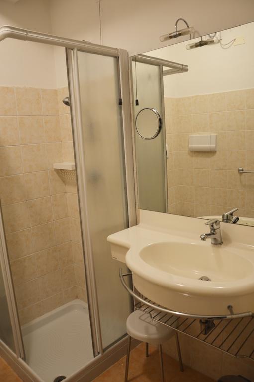 Beach Hotel Eurovil Predore Bagian luar foto