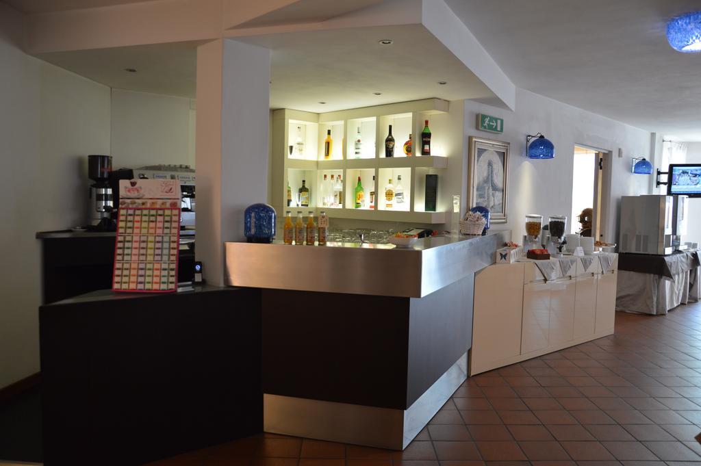 Beach Hotel Eurovil Predore Bagian luar foto