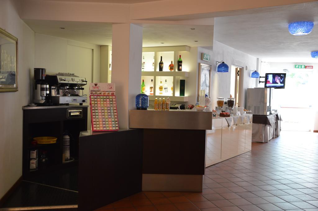 Beach Hotel Eurovil Predore Bagian luar foto