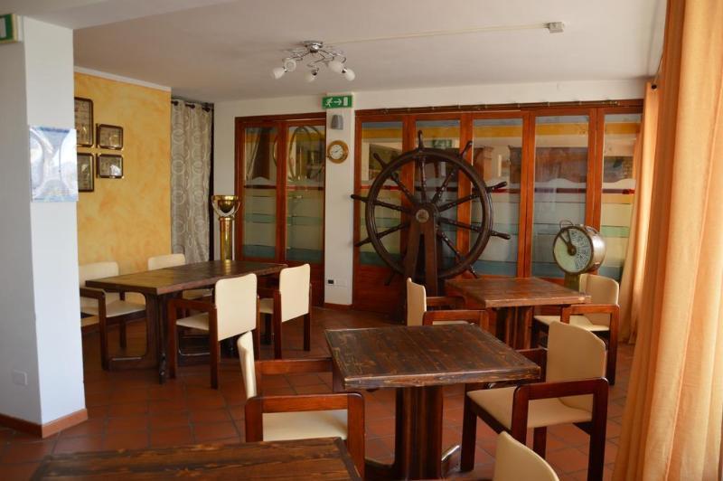 Beach Hotel Eurovil Predore Bagian luar foto