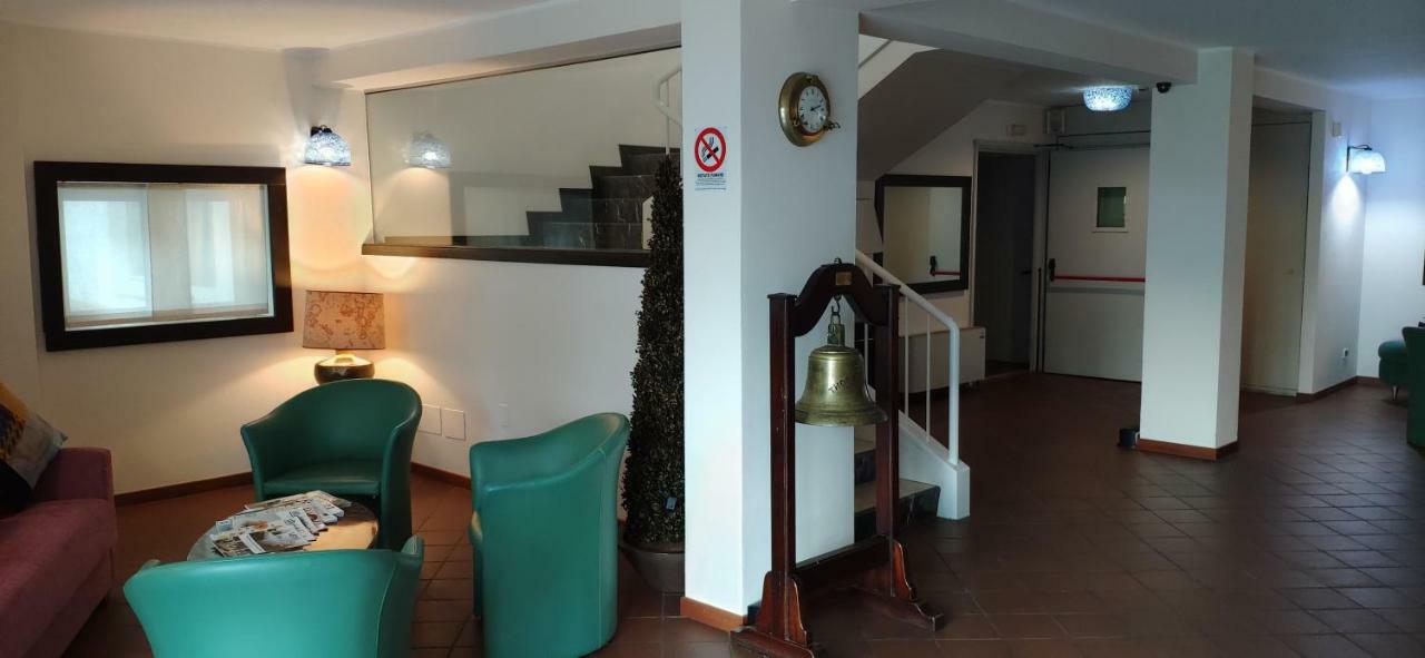 Beach Hotel Eurovil Predore Bagian luar foto