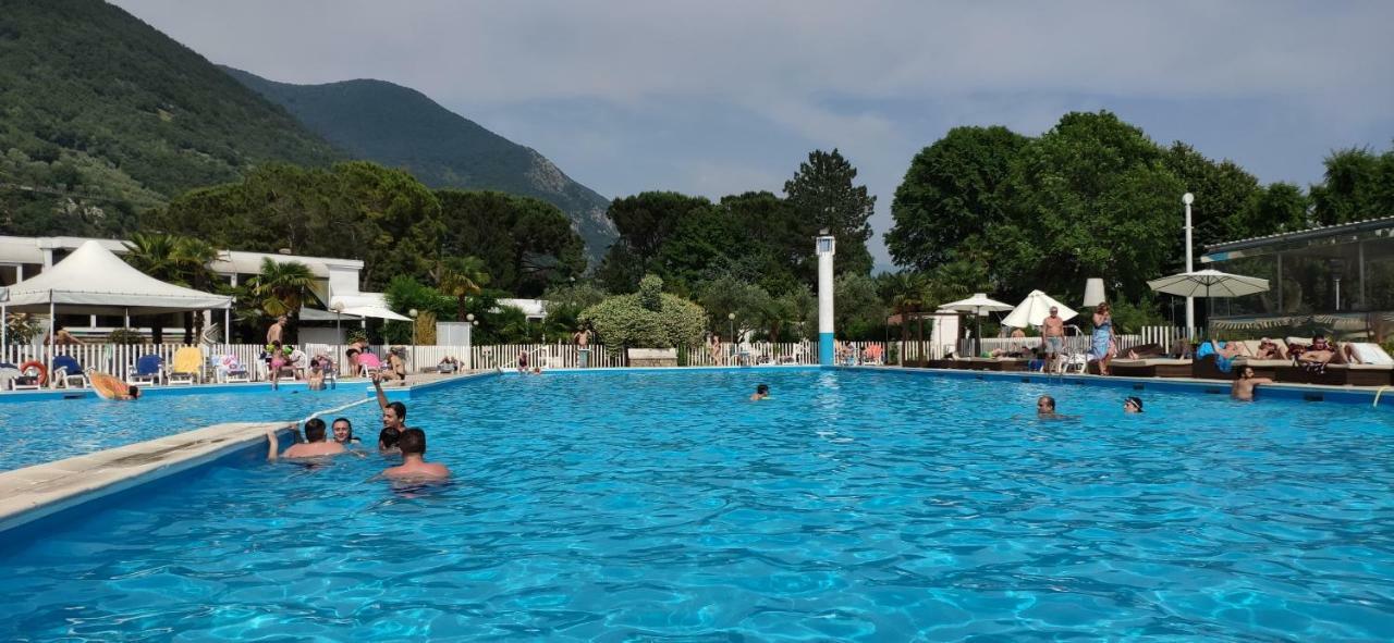 Beach Hotel Eurovil Predore Bagian luar foto