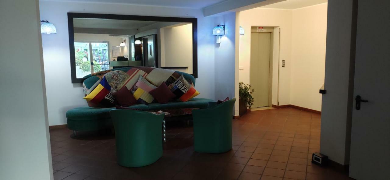 Beach Hotel Eurovil Predore Bagian luar foto