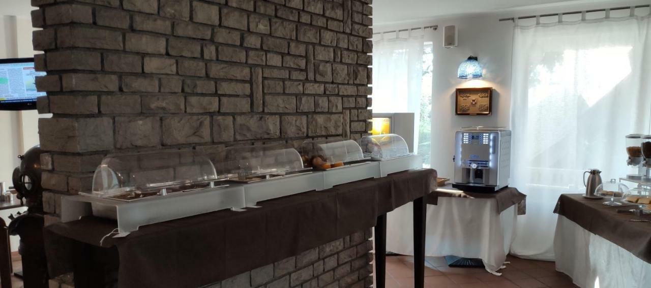 Beach Hotel Eurovil Predore Bagian luar foto